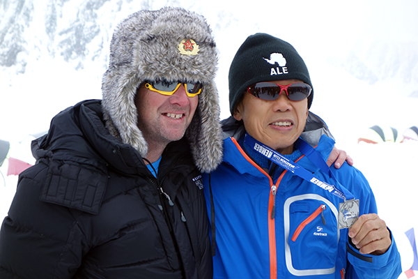 南極アイスマラソン主宰者のリチャード・ドノバン氏と河本三紀夫さん