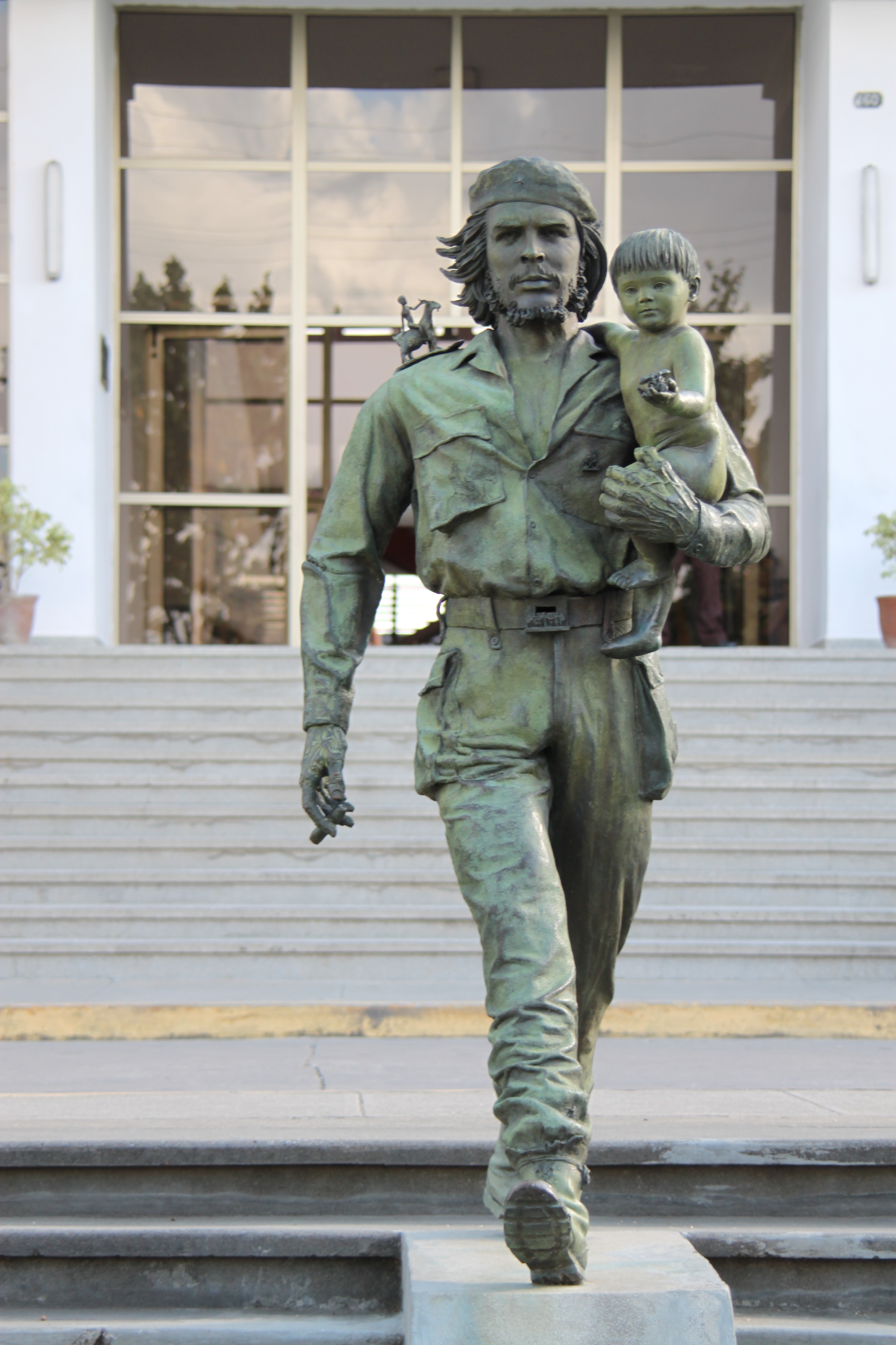 共産党本部前の子供を抱くチェゲバラ像キューバ Trywell International